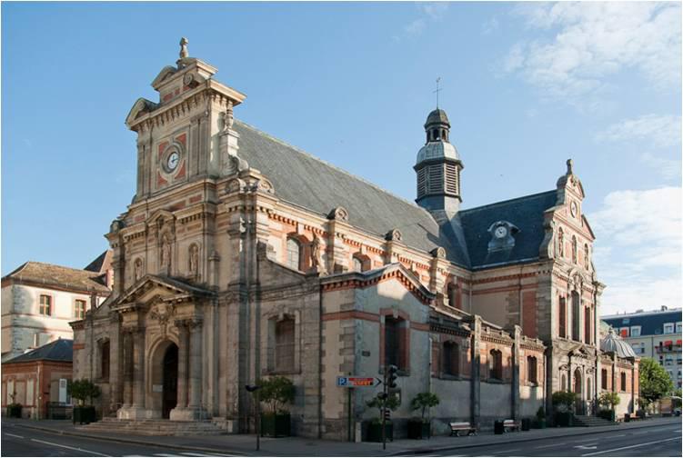 Dépannage informatique et réparation d'ordinateurs à Fontainebleau - Église de Fontainebleau